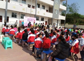 關愛中國行 明一國際走進四川犍為縣