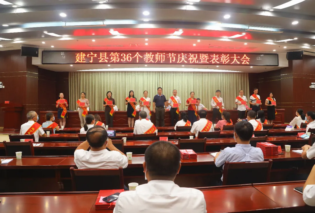 情系桑梓 心系教育 明一國(guó)際捐款三十萬(wàn)元致敬教書育人典范
